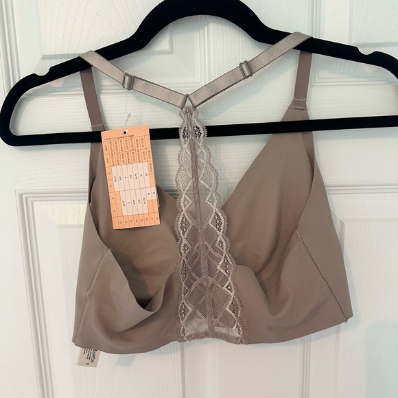 True Body Triangle Lace Racerback Bra - Picture 2 of 4